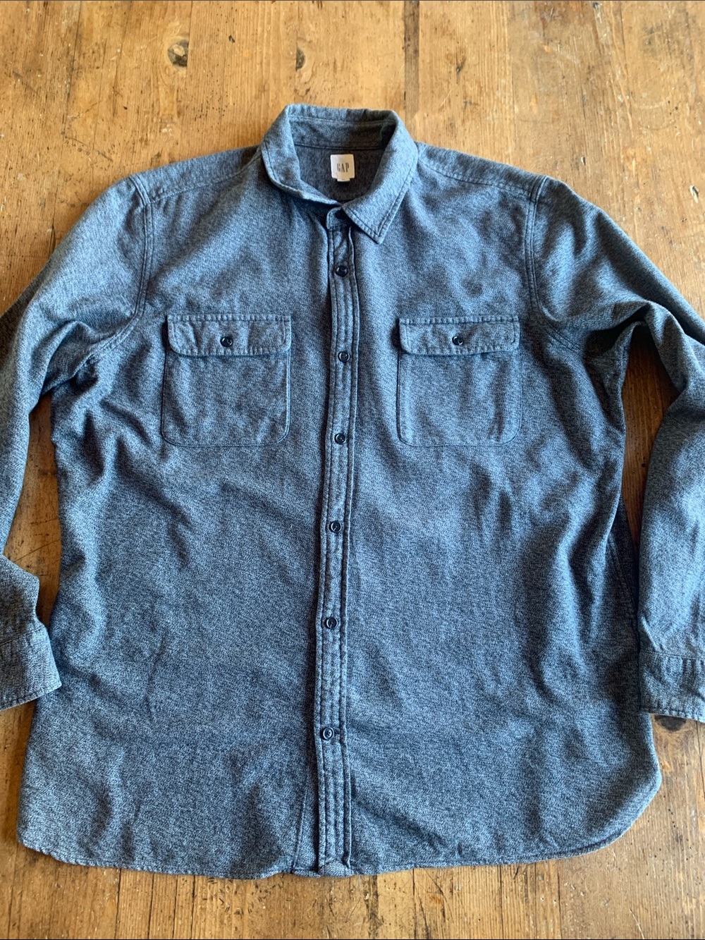 GAP tMen's  Charcoal Gray Soft  Button-Front Shirt